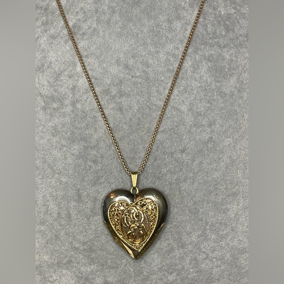 Jewelry - Vintage heart locket
